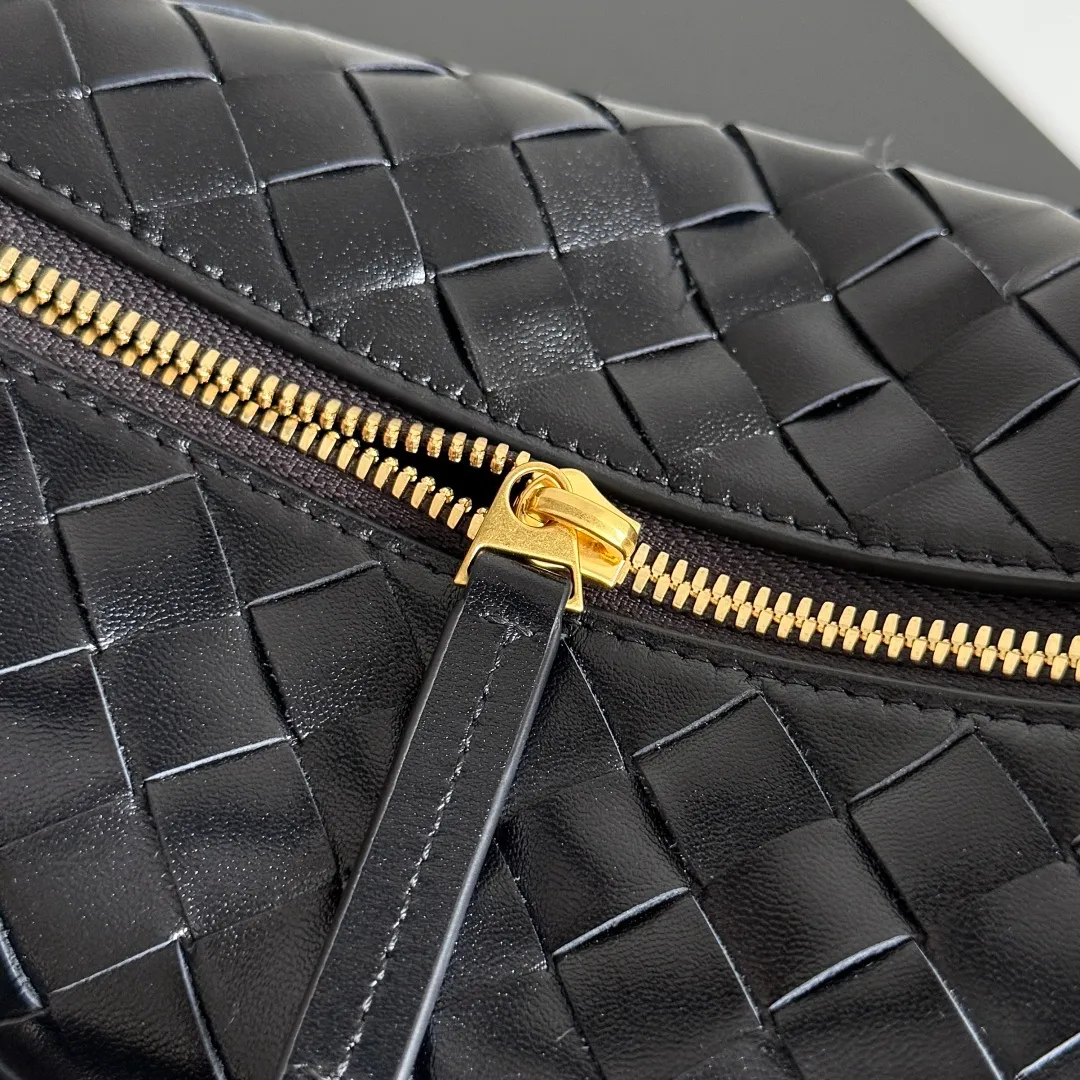 Batch 1880 BOTTEGA VENETA Year of the Snake🐍Limited Edition Wallace's classic Intreccio woven leather lunch bag, equipped with a lifelike golden snake-shaped buckle, playful and smart shape, which means the blessing of the snake. The shoulder strap can be adjusted in length. The shape of the bag evolved from the lunch bag. It has a classic shape and is versatile. The bag capacity is enough to carry mobile phones, keys, cosmetics, etc. during daily commuting and shopping. The limited edition for the Year of the Snake has an extra sense of sophistication and symbolizes the movement of snakes, bringing good luck ~ Style number: 815395 Size: 22*13*9.5cm